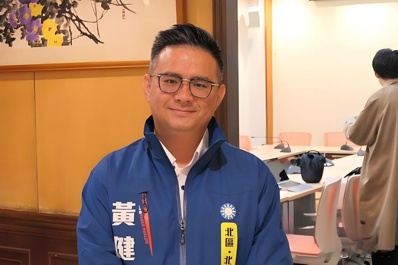 号称“卢妈之子”的黄健豪“狐假虎威”，发文号召党员可投罗智强，可投郝龙斌，就不能