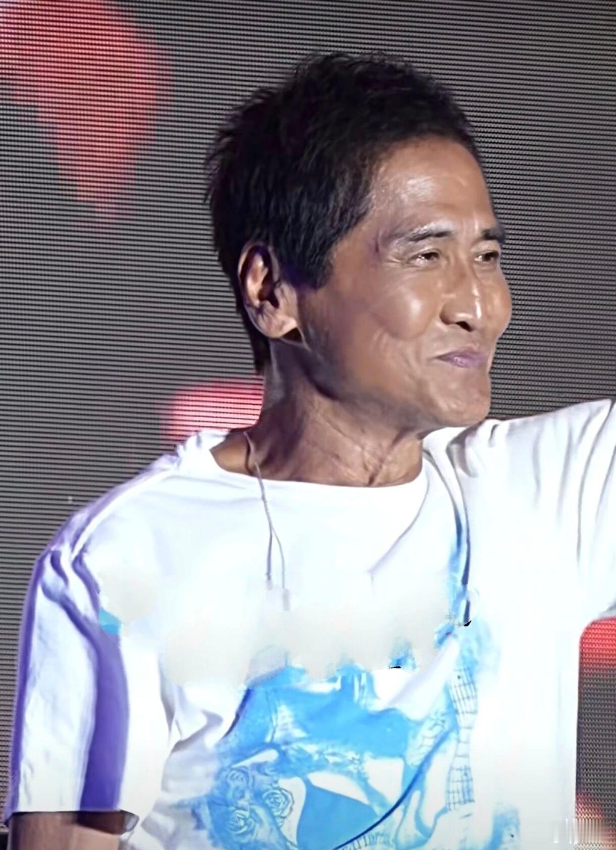 66岁齐秦现身河北演唱会，不少网友感慨，曾经意气风发的偶像终究老了。《大约在冬