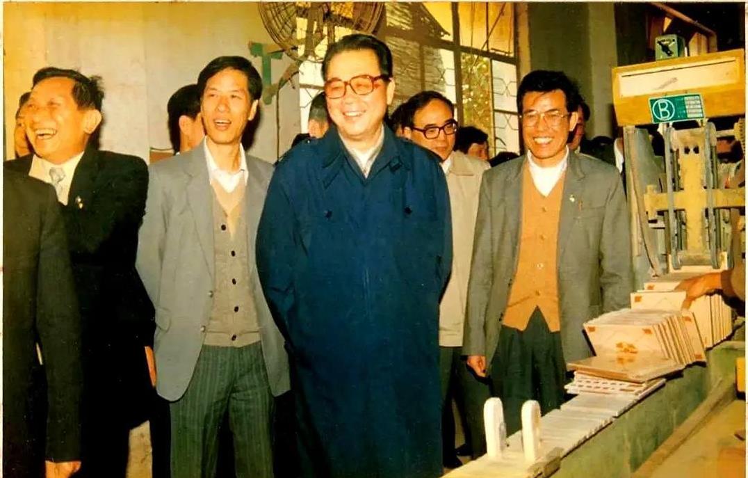 1988年1月5日，李鹏总理来到佛山视察，期间到石湾利华装饰砖厂参观，佛山市委书