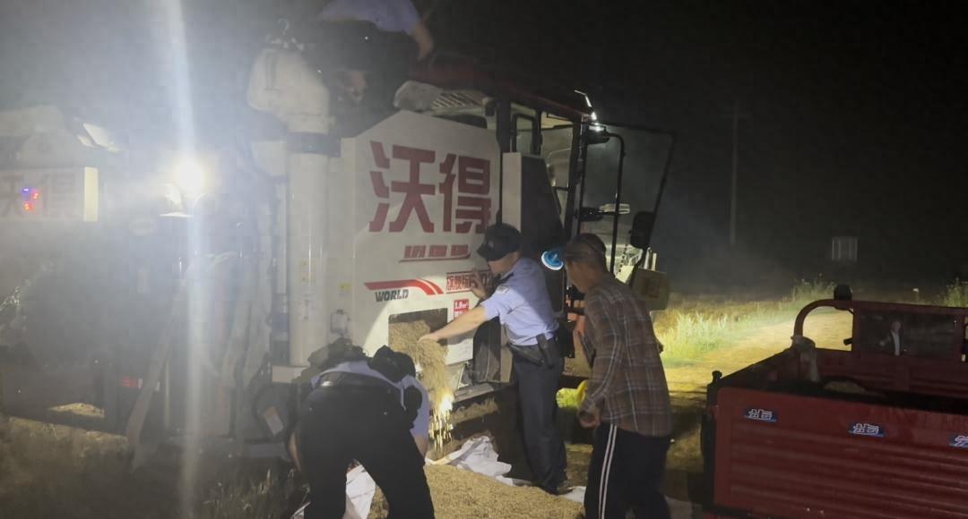 “太暖心了”湖北襄阳，一名农民在凌晨用收割机抢收麦子，却不料麦子太湿，卡在储粮仓