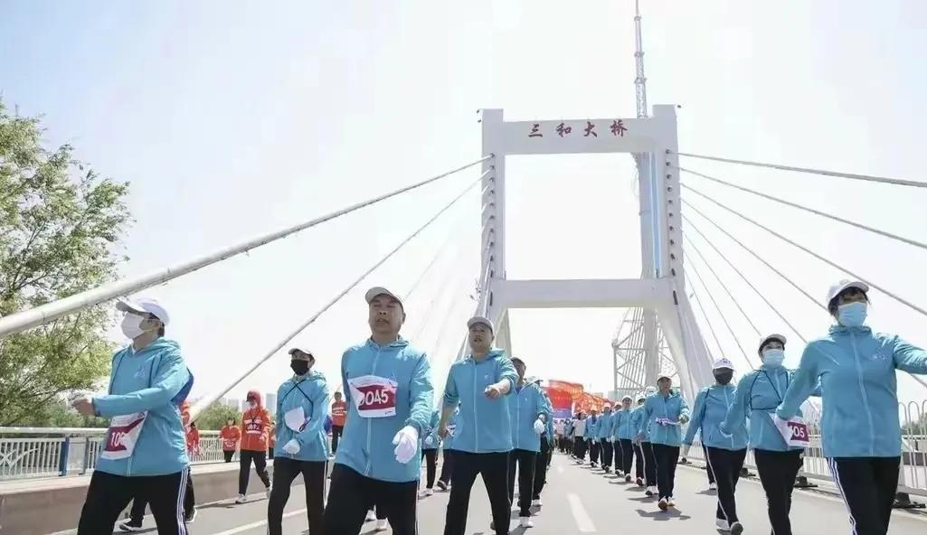 从体制内抓起，所有国有企事业及公务员系统人员，一律不允许参加影响公共秩序的娱乐休