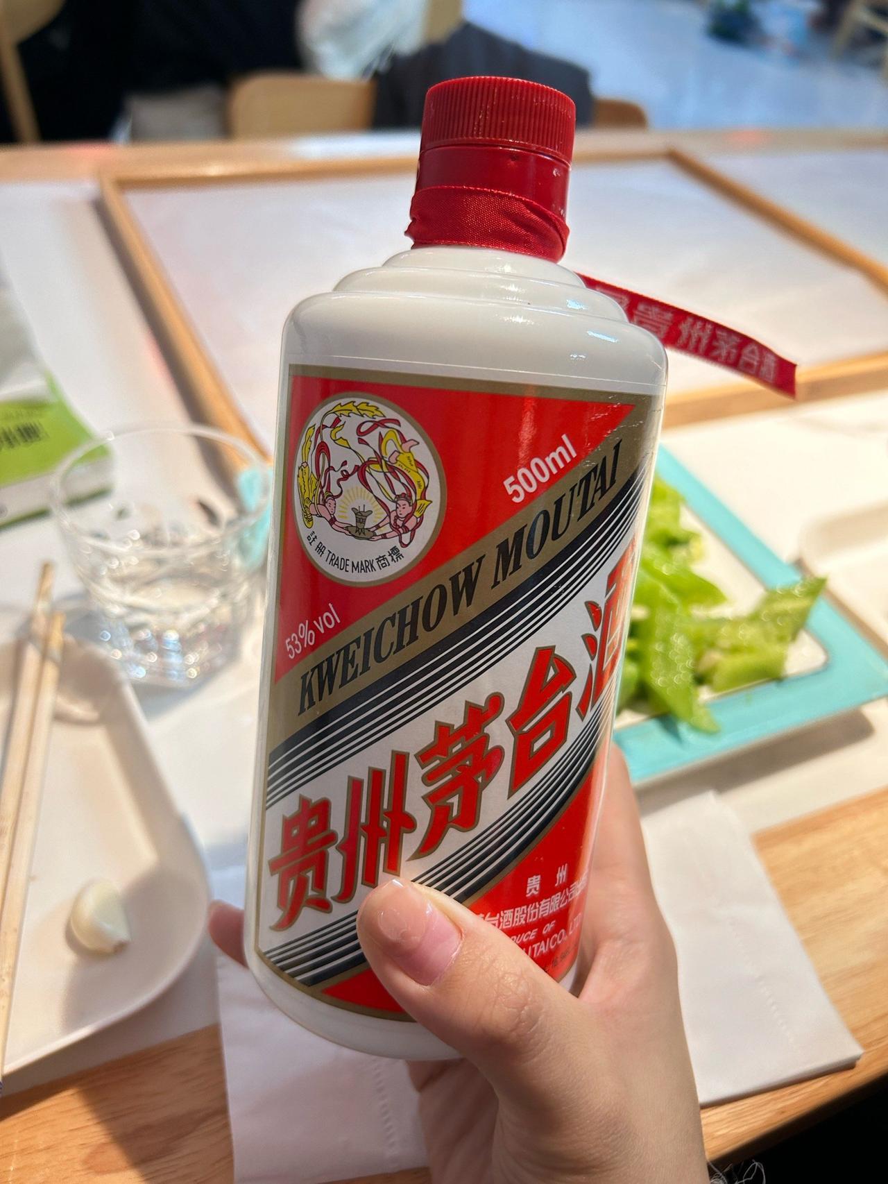 茅台理论上能跌到的底价是多少呢？我这么说吧，苹果的产品，平均毛利率40%左右，这