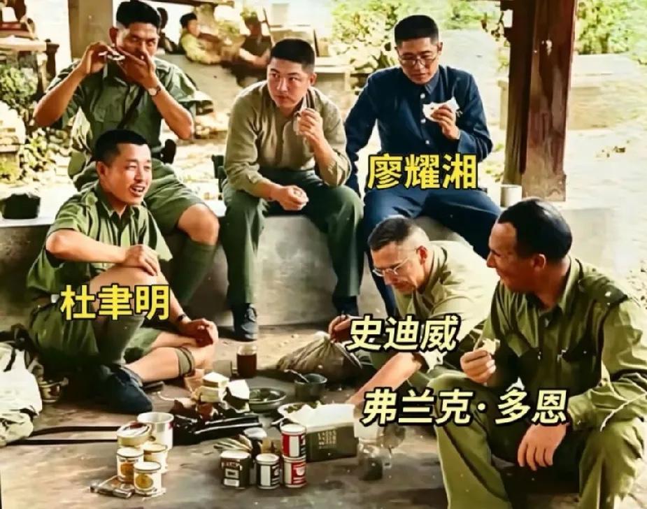 1942年，滇缅战场前线，杜聿明、廖耀湘与史迪威等盟军将领一起围坐用餐时的老照片