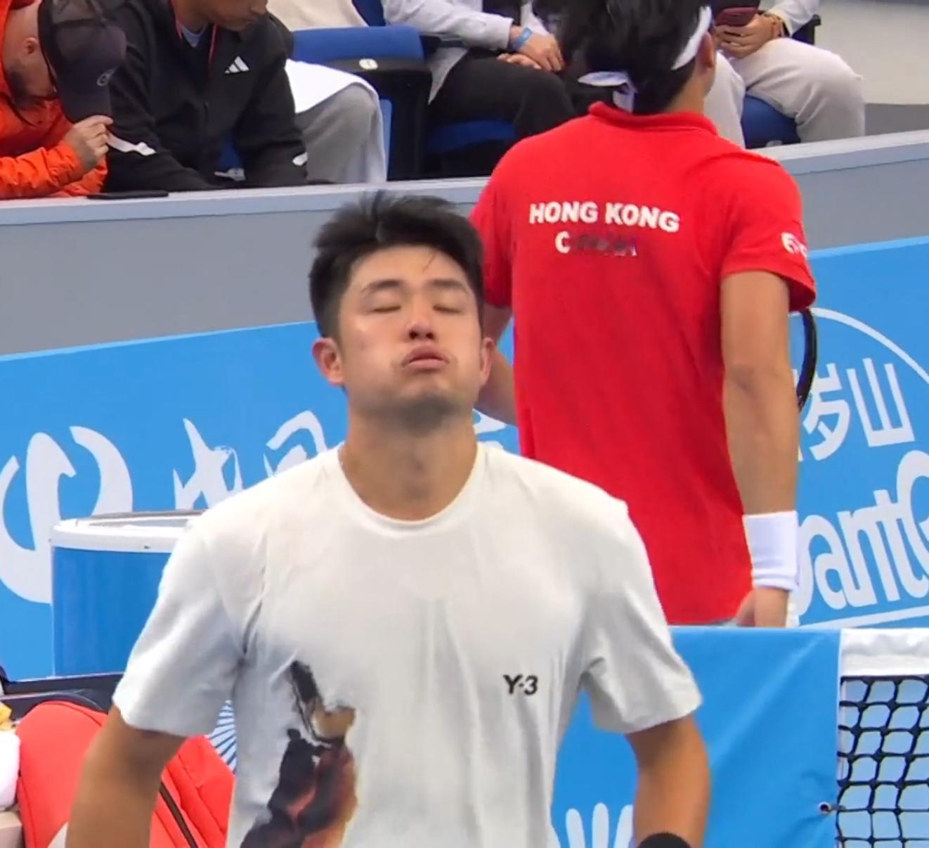 双方第二盘稳稳保住自己全部发球局，没有出现任何破发点，吴易昺抢七6-2领先被追到