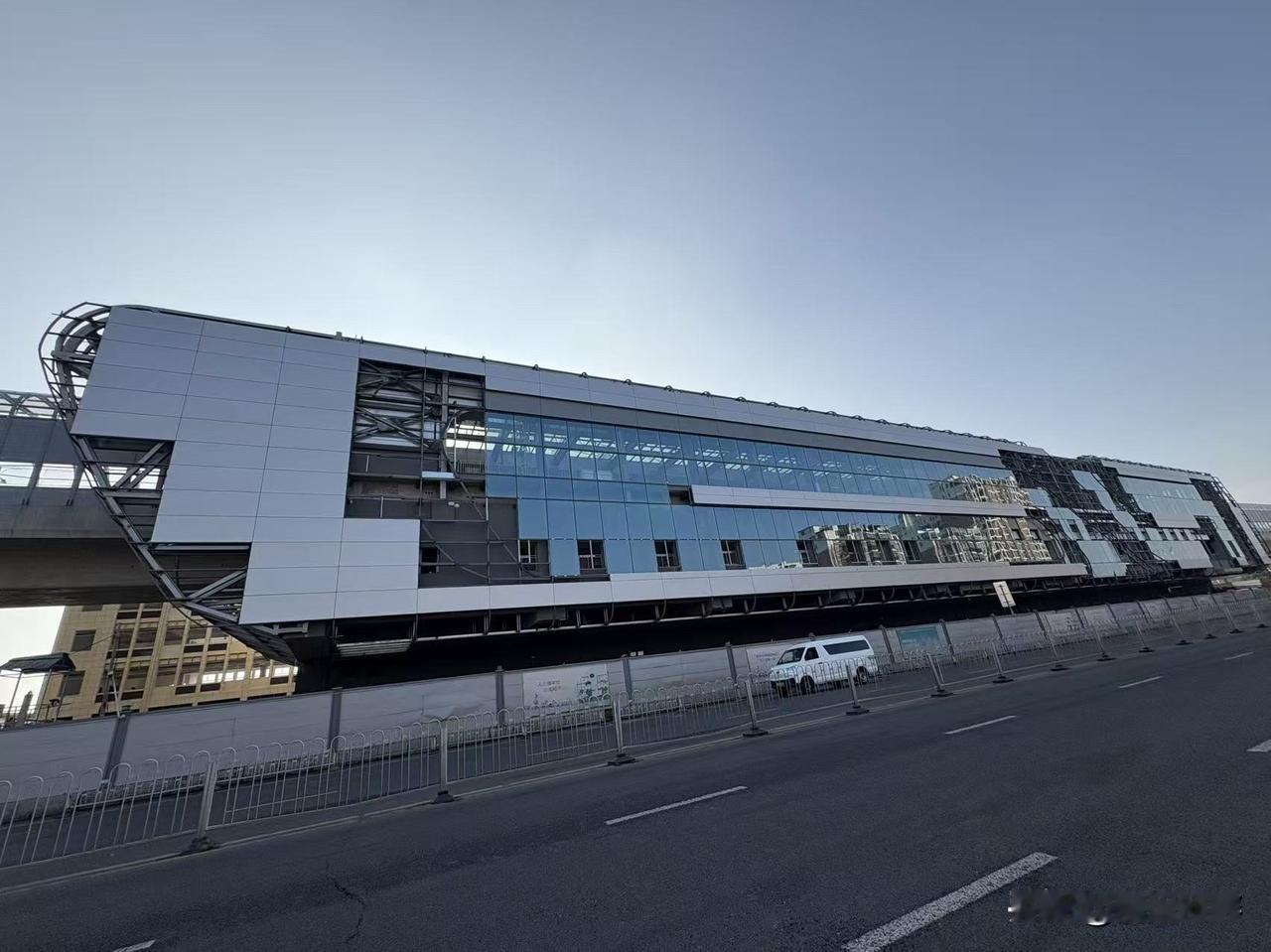 合肥机场S1号线高架站的最新面貌曝光。合肥机场线跨越两市两县两区，同时它也是合