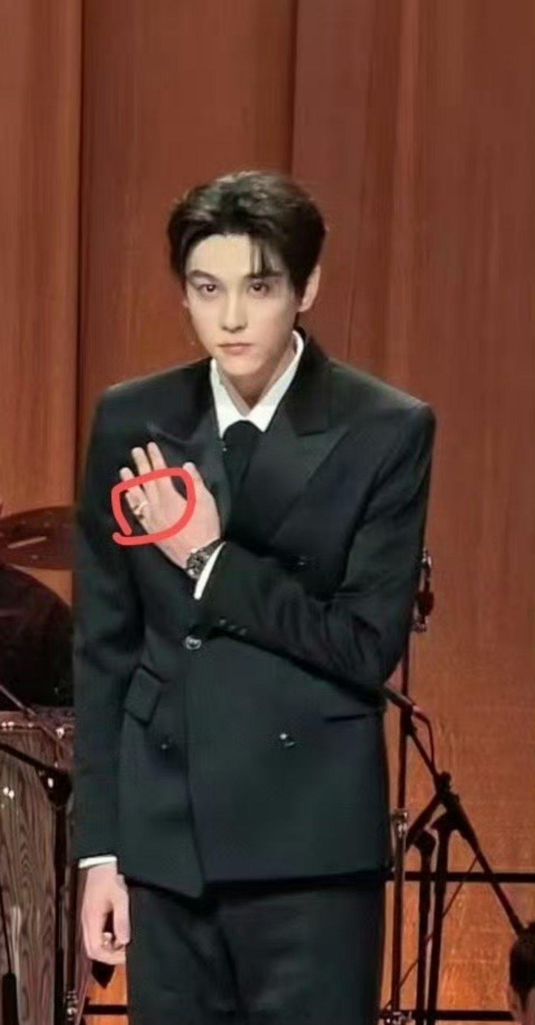 哦莫莫，原来田栩宁手上还带了戒指，戴的还是无名指，所以这是暗戳戳的跟嫂子在撒糖，