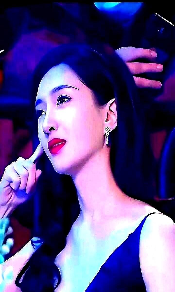江疏影一条没修的短裤，炸了。抖音不给美颜加分了，反给真膝盖加流量。小红书直接