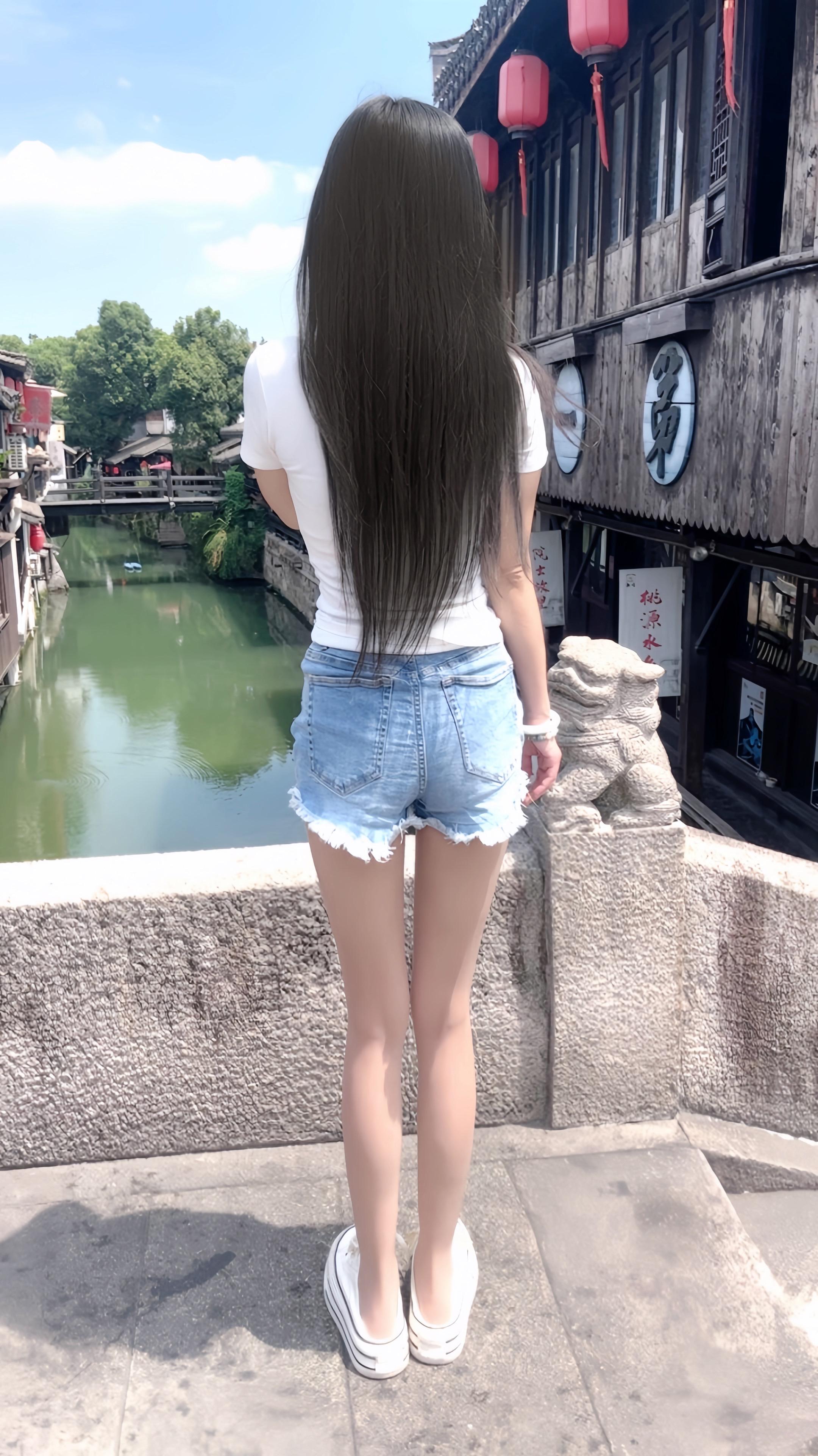 大长腿背影杀完美身材小蛮腰扭起来紧身牛仔裤