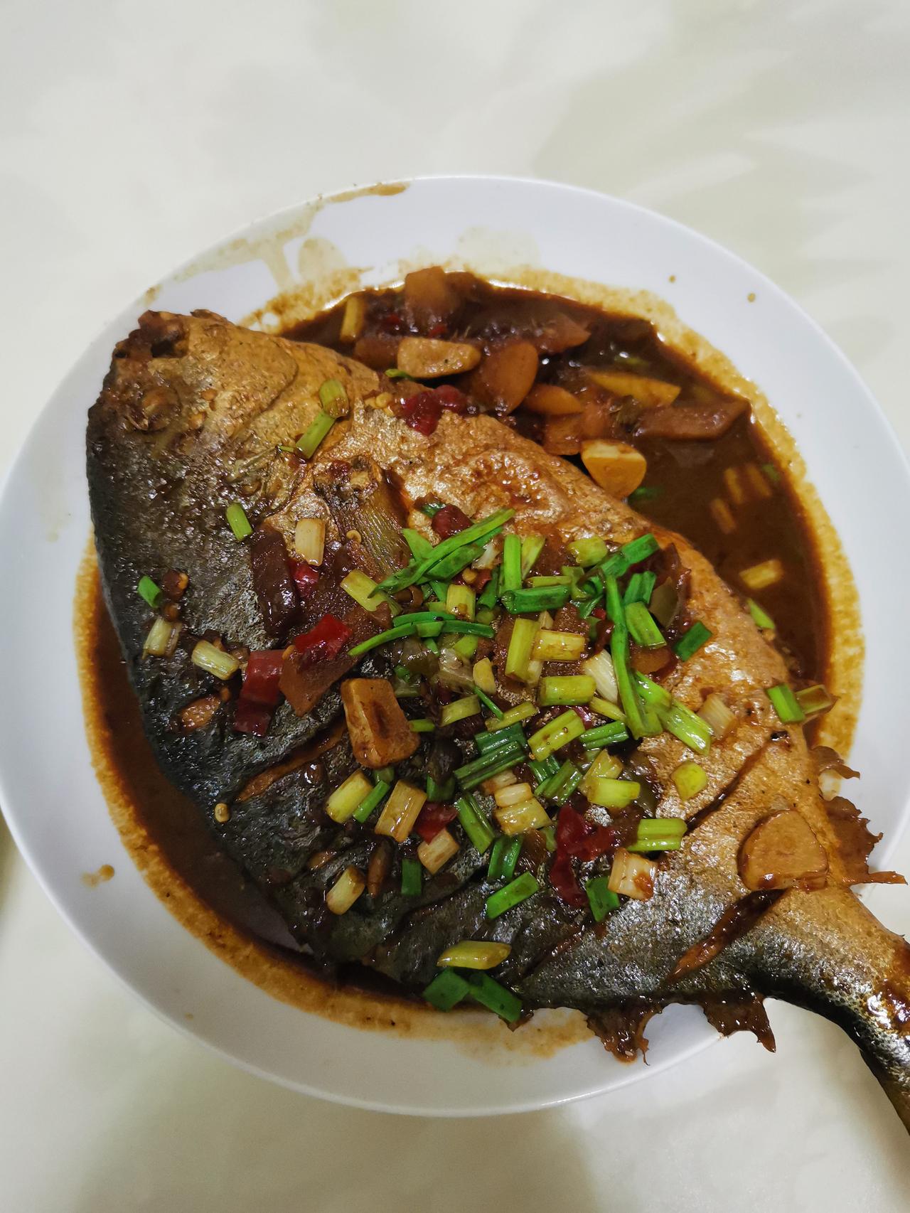 晚上，我用心烧了儿子喜欢的金鲳鱼，刺少肉嫩，结果儿子吵吵嚷嚷不领情，非要去外面吃