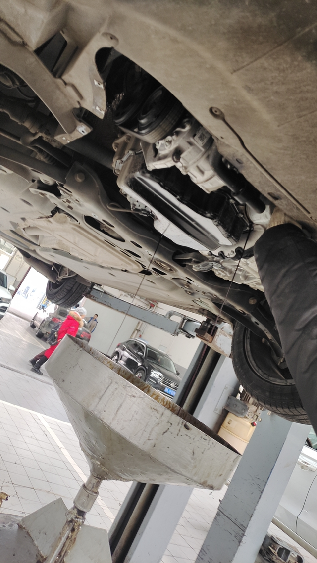 速腾底盘第一次去首保，让我换速腾的底盘护板，说减配很严重现在，那底盘是塑料，我