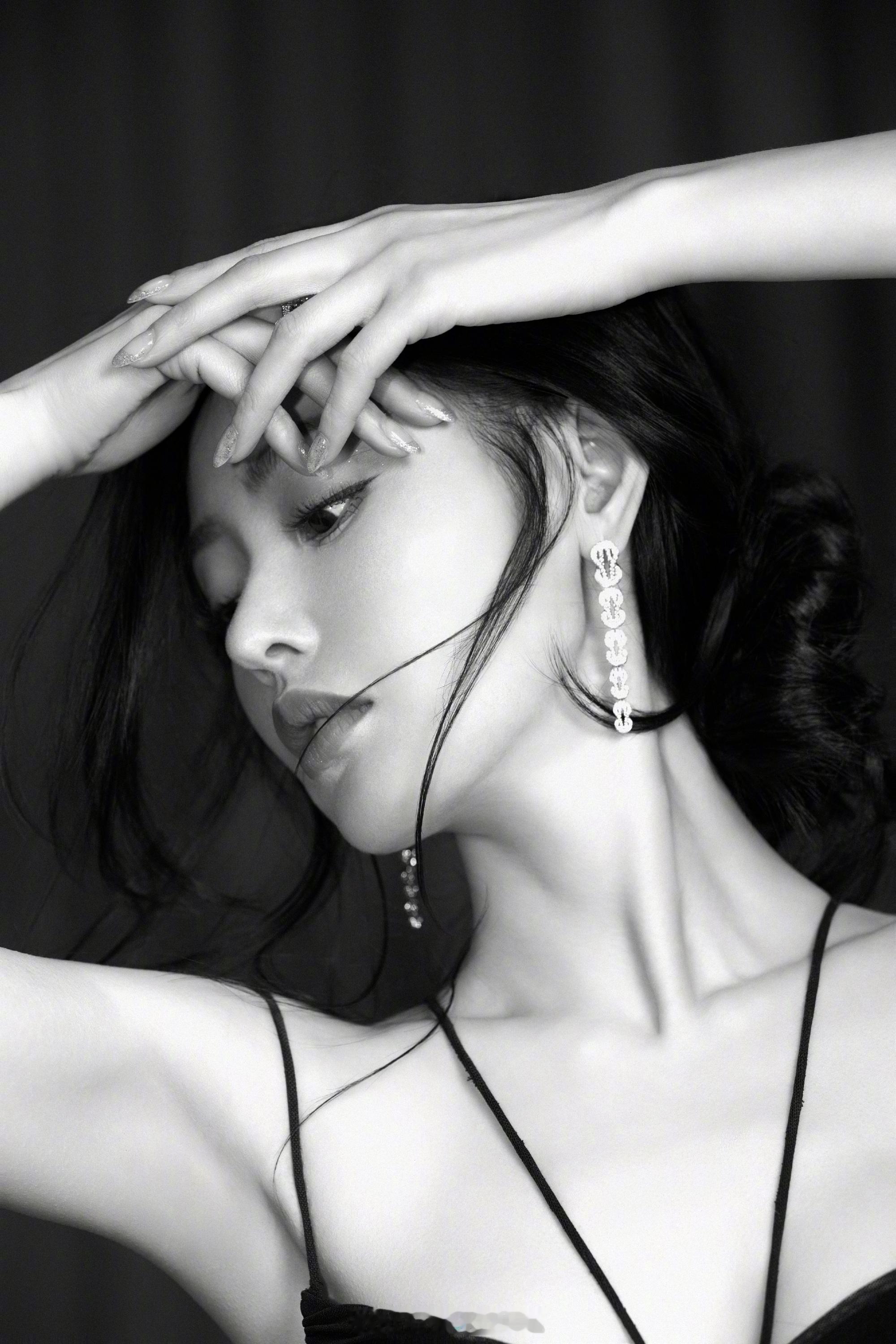 张天爱黑白吊带美背浓烈的浪漫​​​
