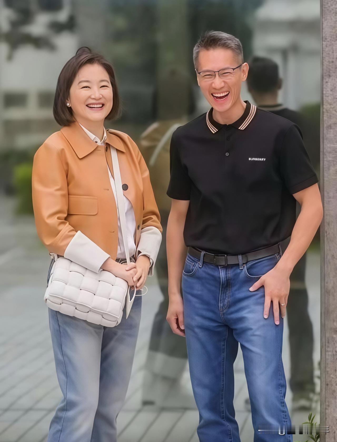 69岁林青霞与清华大学校长同框，这状态也太让人惊艳了近日69岁的林青霞晒出和