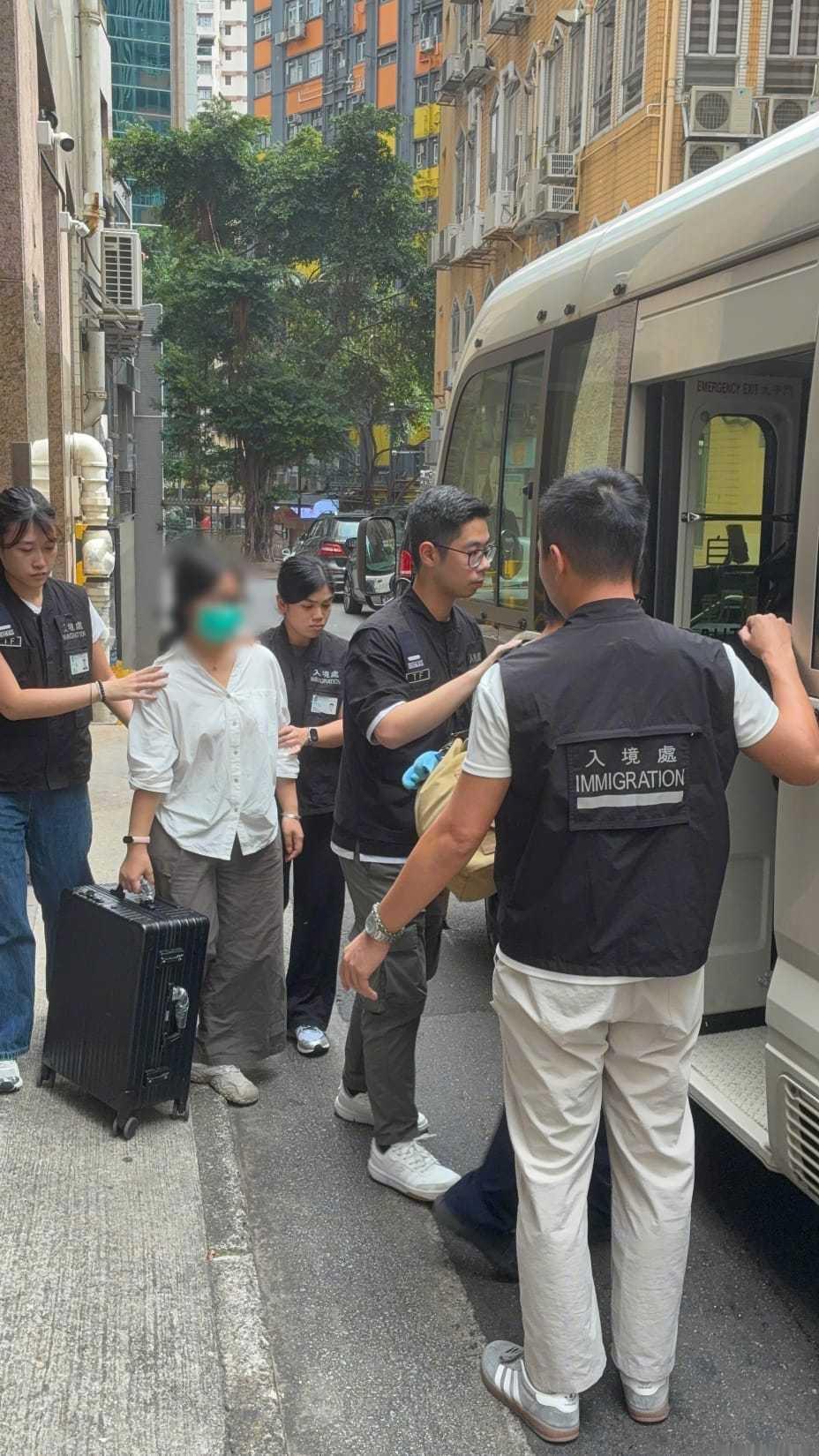 香港放蛇行动,多名来港“拍照”内地客被捕。香港入境处近日进行一连串“放蛇”行