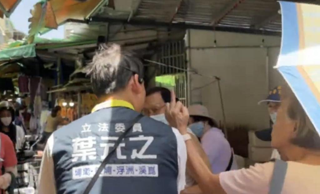 还不放过？叶元之扫街又遭怒妇推挤再连比中指全台726罢免投票落幕，国民党新北