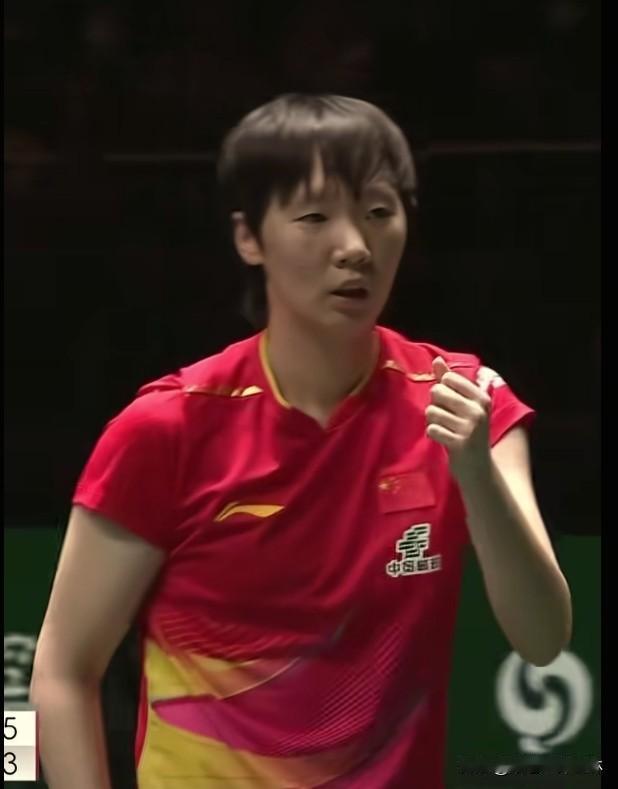 王曼昱又把张本美和打服了。看新闻采访王曼昱有伤在身，她用坚持两个字将使命，化为