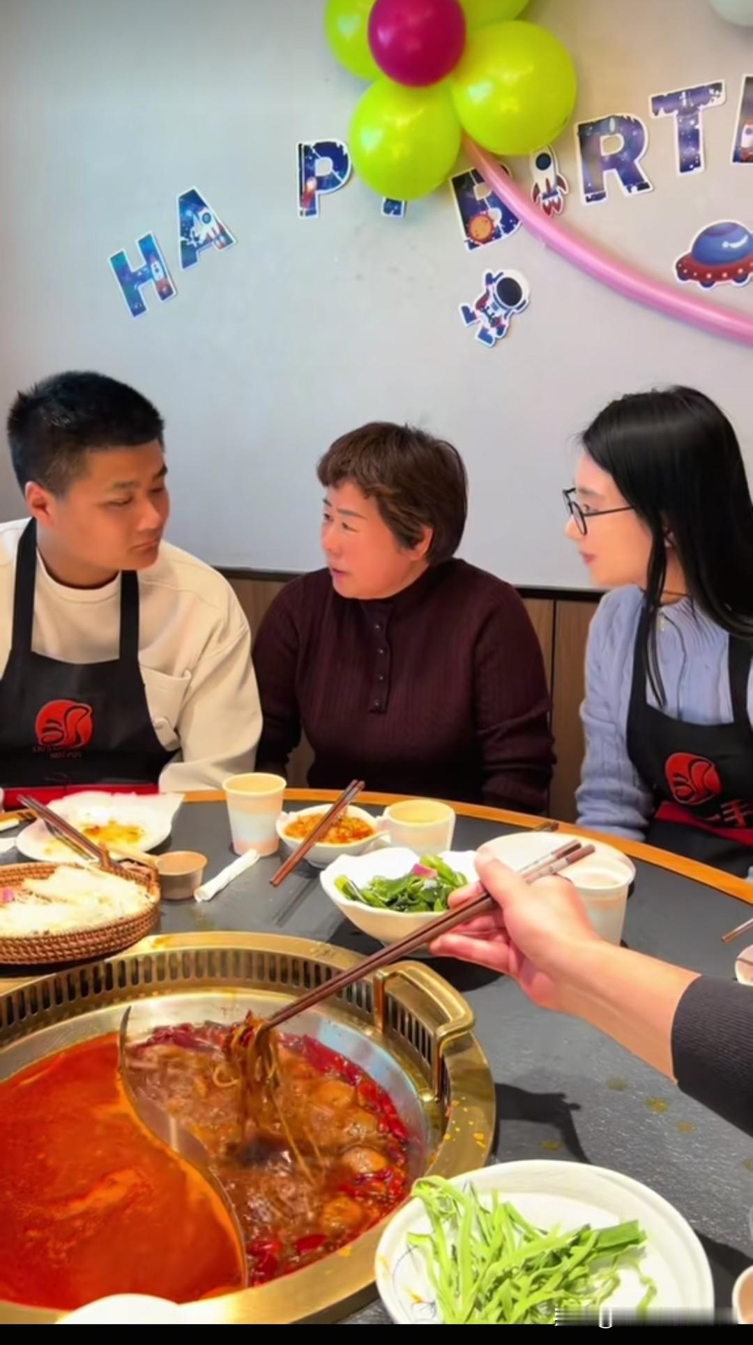 双胞胎哥哥朱进今天更新视频，视频是给儿子过生日。首先是接外公外婆，