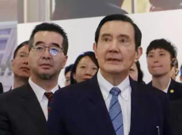 从马英九的神操作中看出国民党的乱象。会对马英九基金会前执行长萧旭岑及前员工王