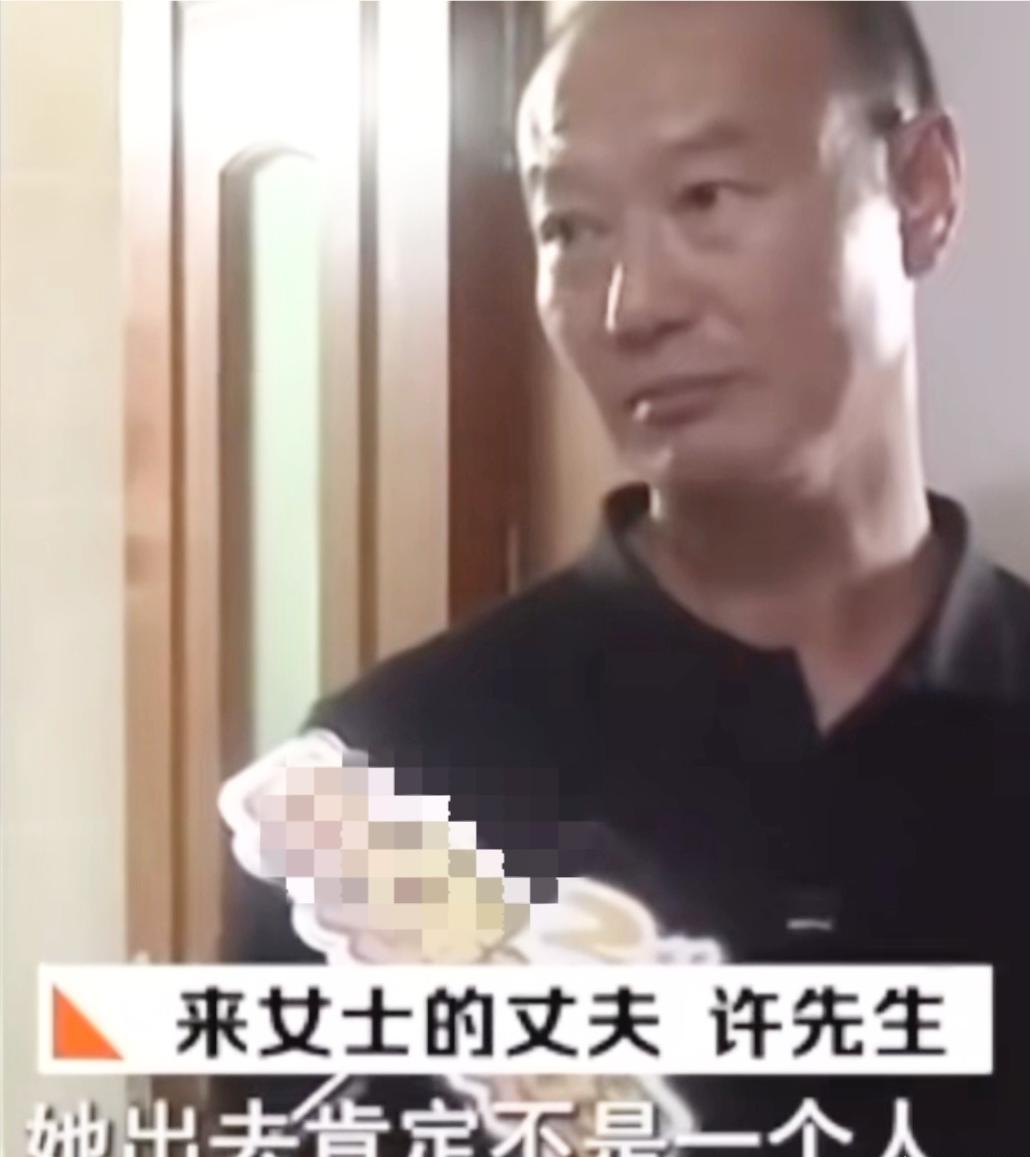 他端来掺了药的牛奶哄妻子和女儿喝下，母女俩很快昏睡过去，他抓起枕头死死捂住妻子口