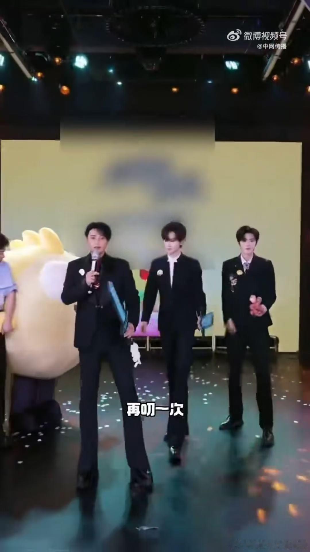 陈志朋团播C位跳刀马舞陈志朋团播C位跳刀马舞，54岁的状态真不错，动作标准又带