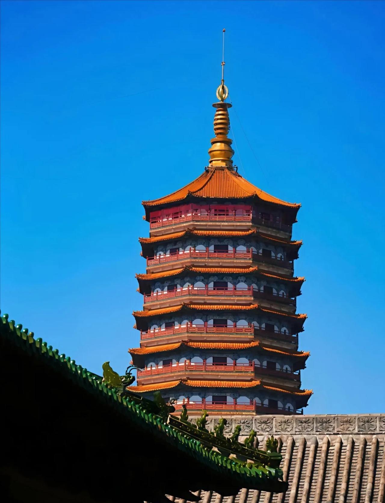 中元节快到了，上坟的顺序是先上父母的坟，还是爷爷奶奶的坟？各地风俗有别，你们