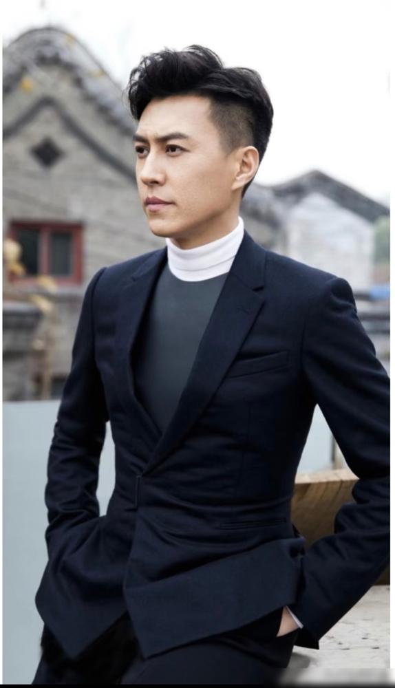 2026年演艺圈的一记耳光，狠狠抽在了老干部靳东脸上。在刚出炉的演技榜里，这位曾