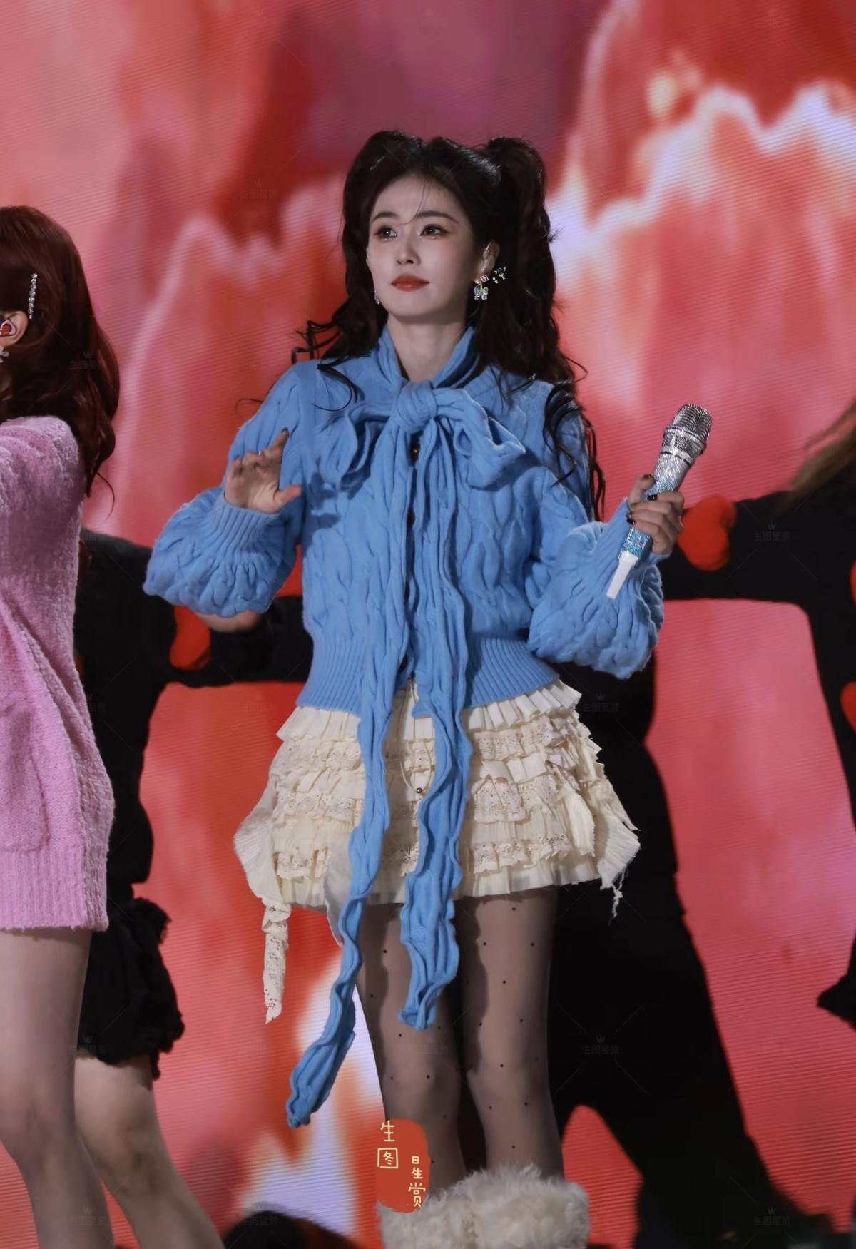  一身蓝白配甜度爆表，白鹿这一身是把冬天的浪漫穿在了身上[比心] 甜妹造型遇上舞