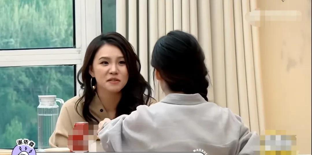 谢依霖对郭碧婷说：“你还记不记得杨幂拍戏的时候，那个肚子有多大？”郭碧婷一想到