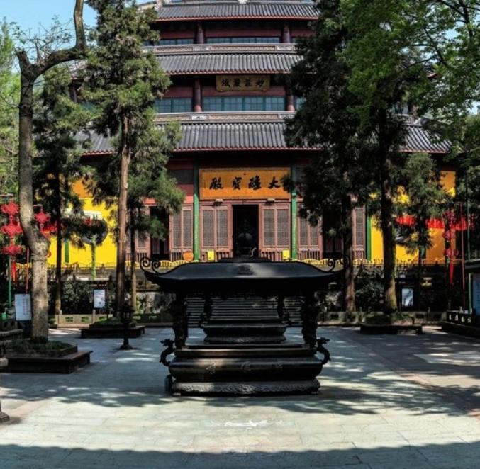 灵隐寺为什么这么出名？如果只说“因为历史悠久”，其实还没说到点子上。我查了一