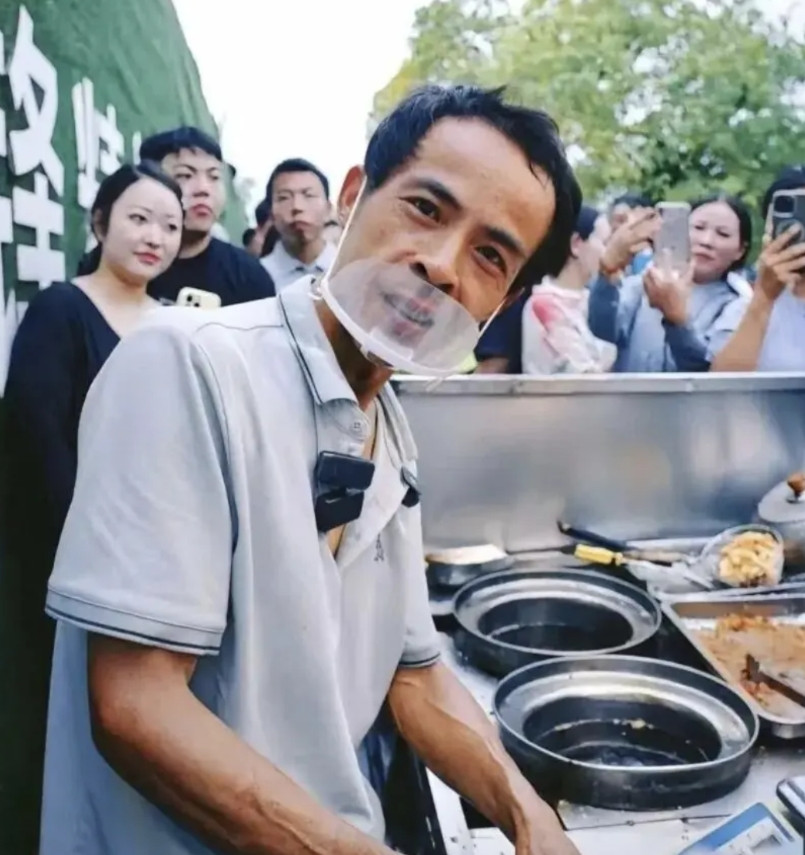 鸡排哥最后的结局可能就是下边这3种一、和南京雀巢老奶奶咖啡一样守着自己小摊，