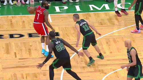 哈登今天晃倒普理查德这球，节奏真是漂亮啊！