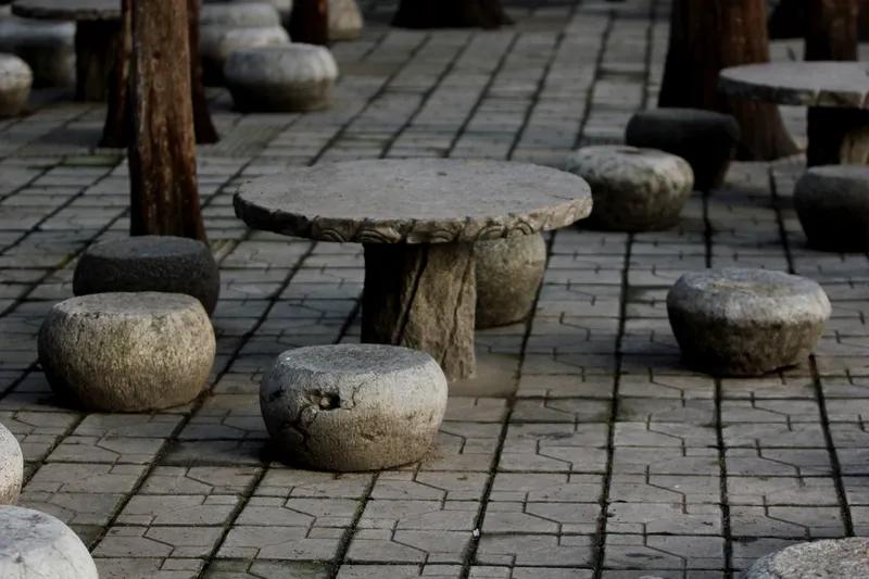 古代科举考试，士子们需进京赶考，这一路上的花费，至少需要几百两银子。以明朝为