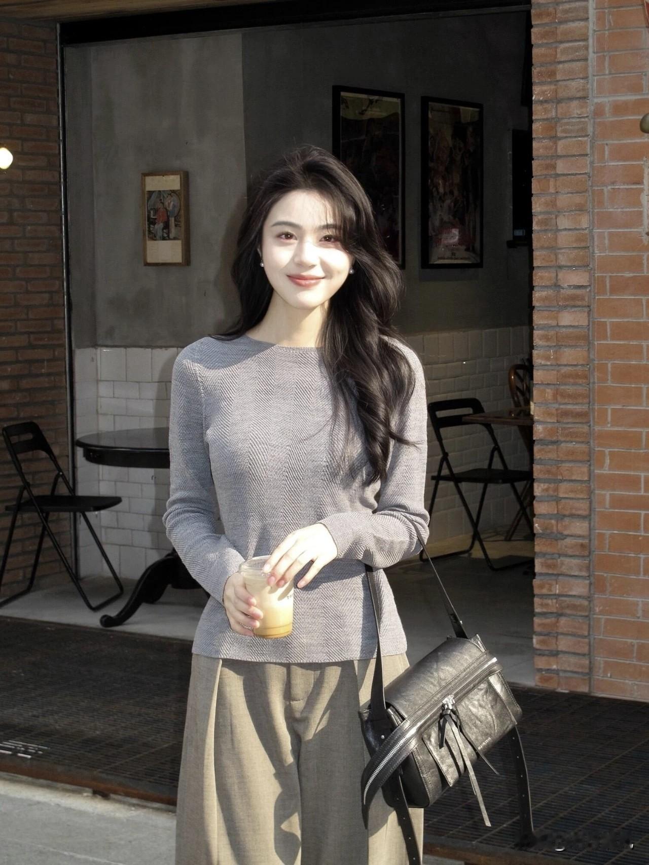 街边随手拍出氛围感，其实真没你想的那么难！我发现很多人一面对镜头就容易僵，反而最