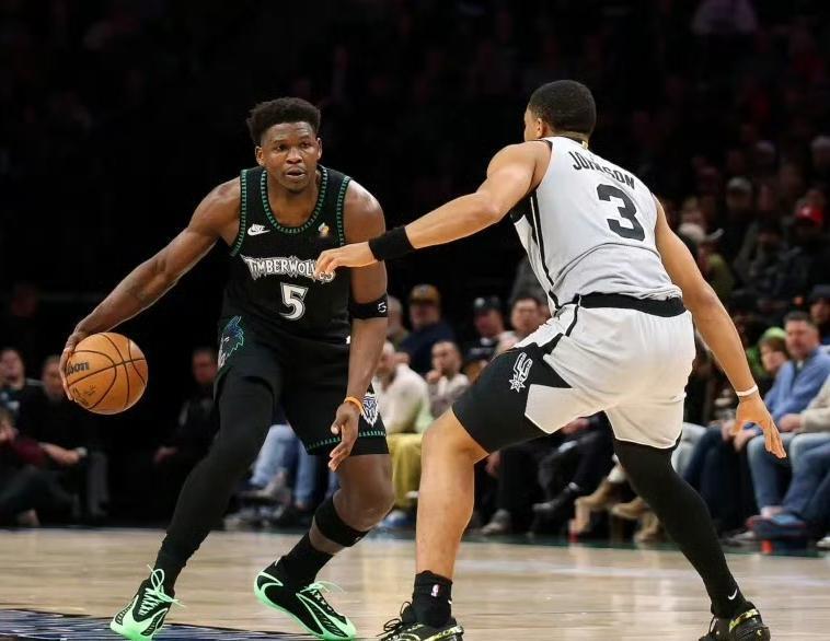 有一说一，今日文班亚马和爱德华兹根本不在一个级别！！文班亚马：本场出战27分钟