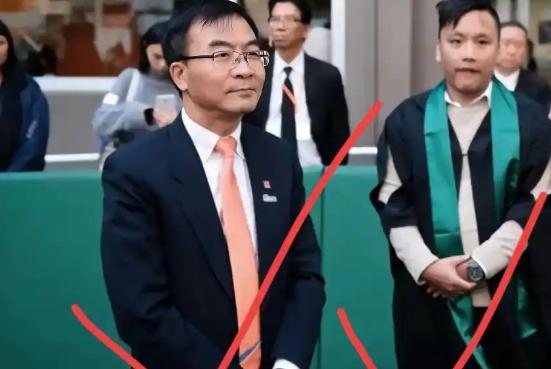 “你们选错学校了！”2017年，香港毕业典礼上奏响国歌时，两名毕业生全程坐在座位