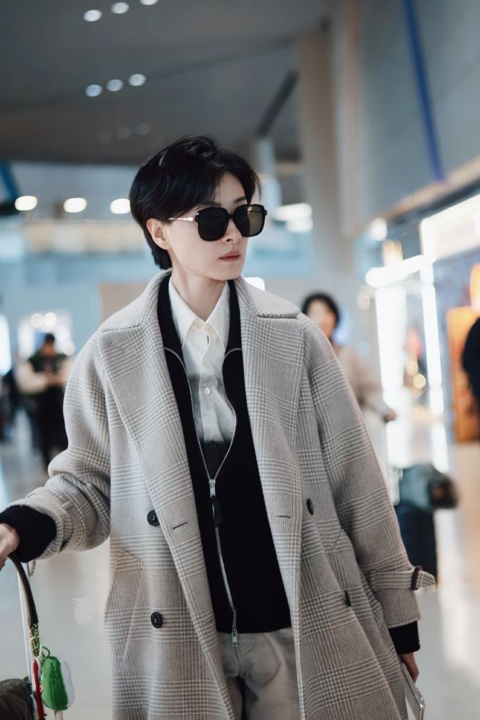 今天万茜现身机场，她这回搭配的很有高级感，看起来也格外的显年轻，气质超好。万