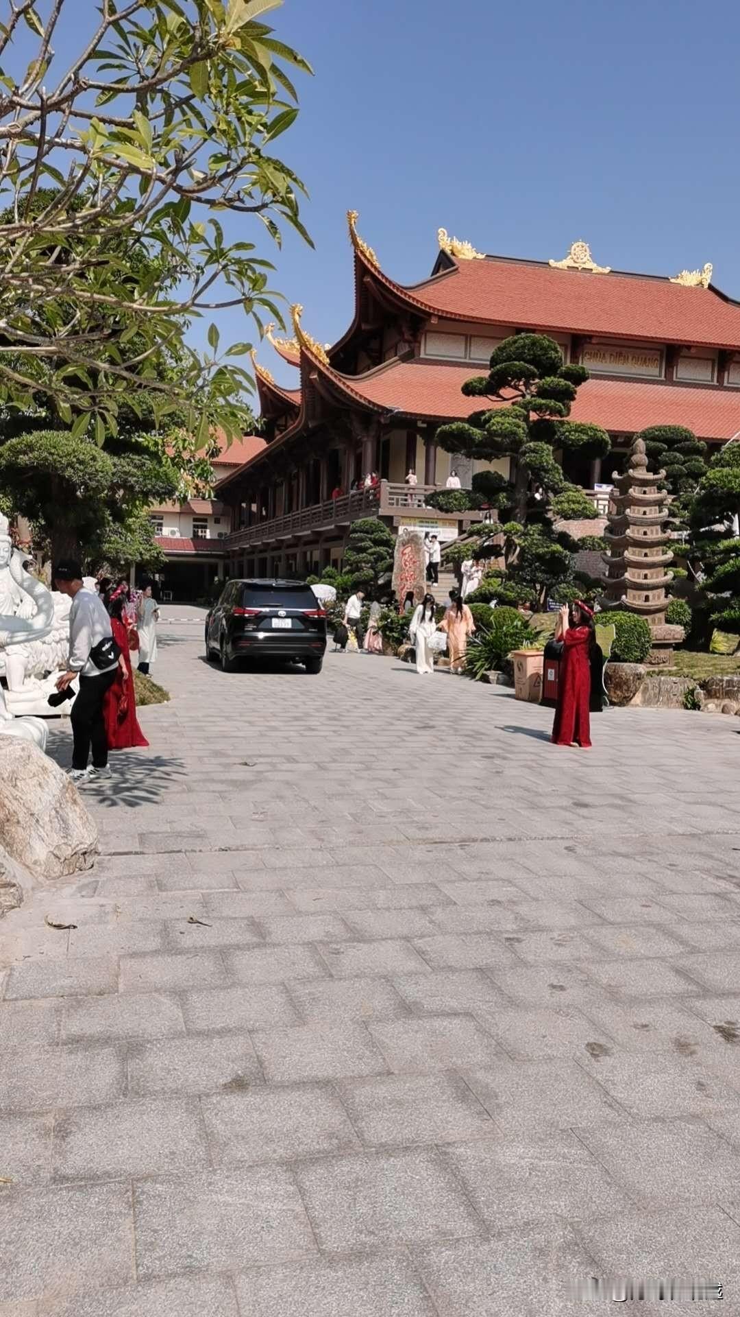 越南寺庙众多越南女孩也热衷于到寺庙拍照我的越南女友亦是如此今早六点多她便