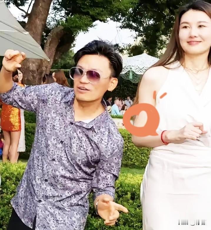 你见过把心掏出来又被踩碎的人吗？王宝强大概就是这样。和冯清在一起八年没结婚，