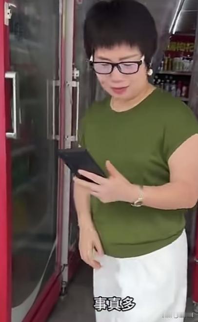 林子大了什么鸟都有！女子去楼下便利店，把冰柜打开后站在前面足足五分钟，老板娘看到