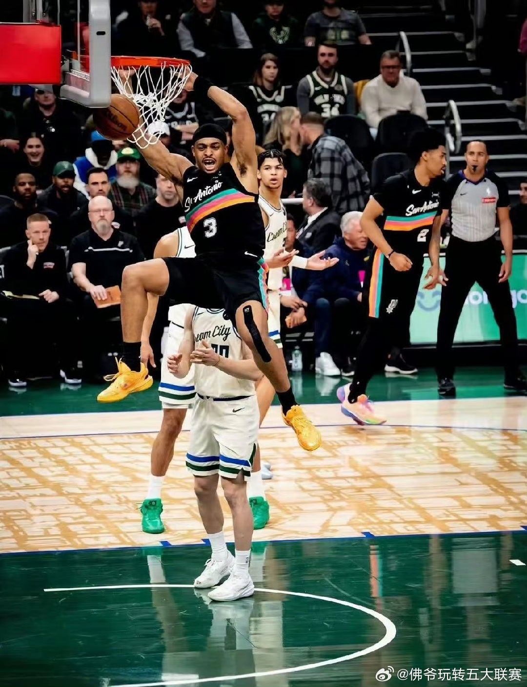 32分狂胜+8连胜！马刺客场碾压雄鹿锁定西部前二，文班亚马统治内线，卡斯尔三双闪