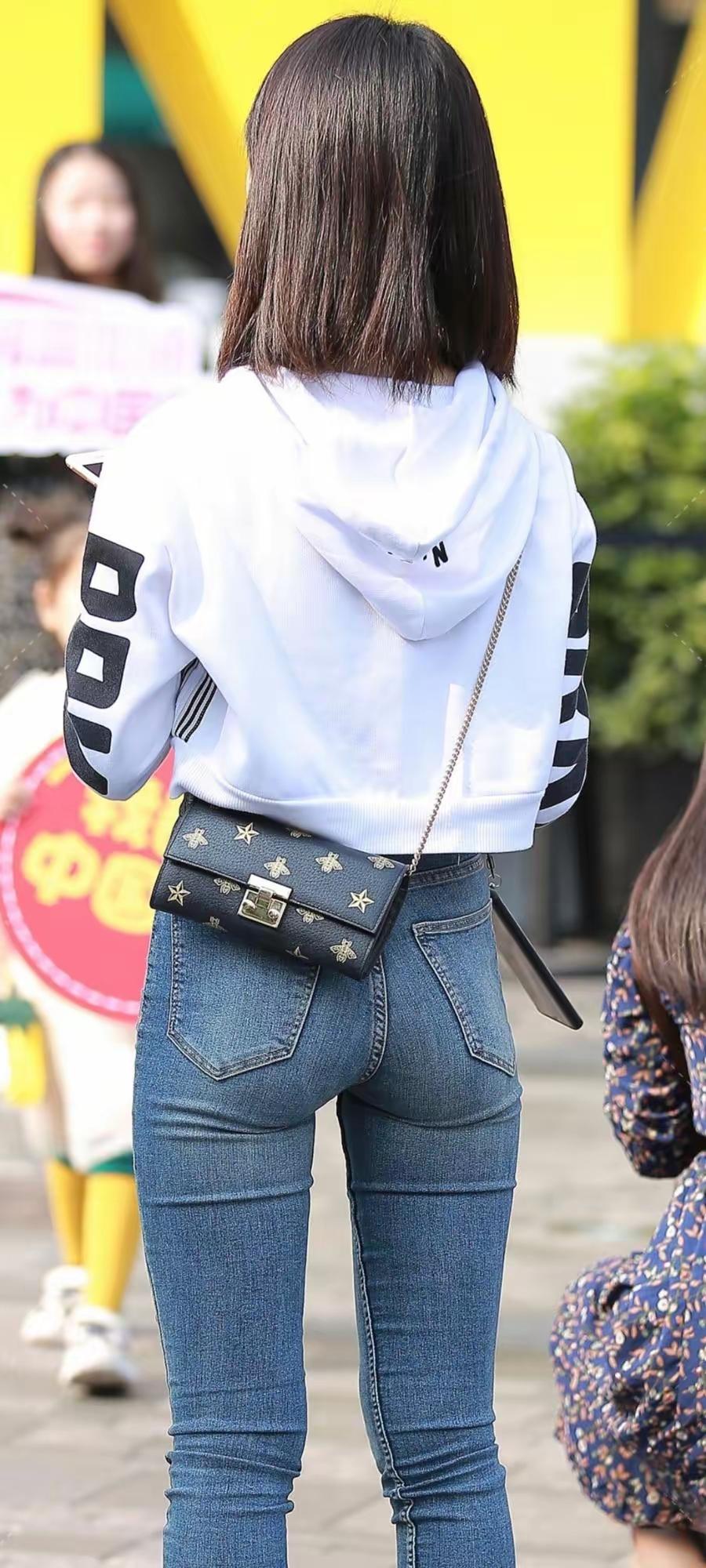 穿白色卫衣的小姑娘背影。女孩背影少女的背影白t恤女孩少女背影感