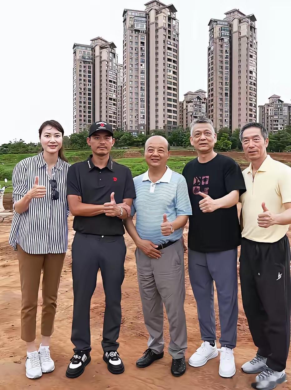 林丹老了，谢杏芳胖了。没想到谢杏芳个子比林丹还高。想当年，这一对羽坛情侣可是如日