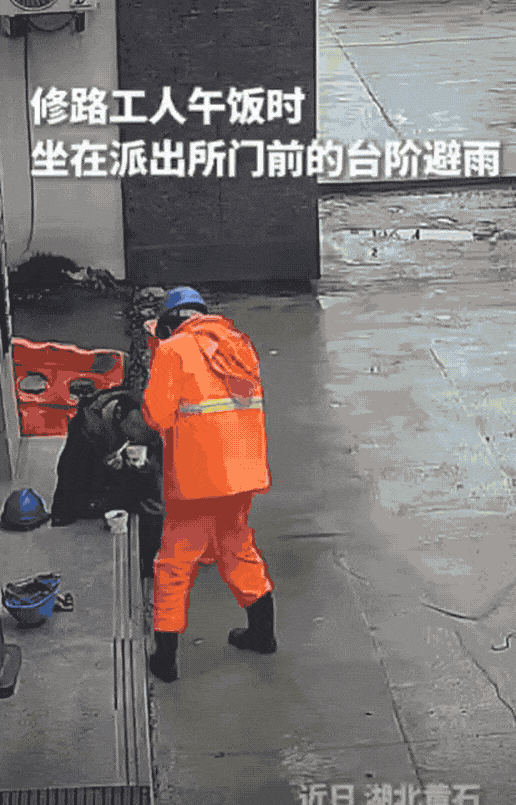 民警雨中喊话修路工人：全部进来！里面坐！