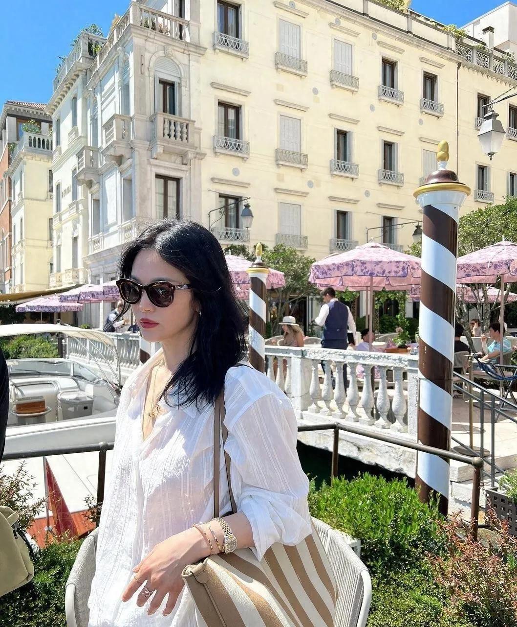 谁能拒绝宋慧乔这种随性的夏日穿搭！一件宽松白衬衫，搭配短裤，出门轻松又出片。