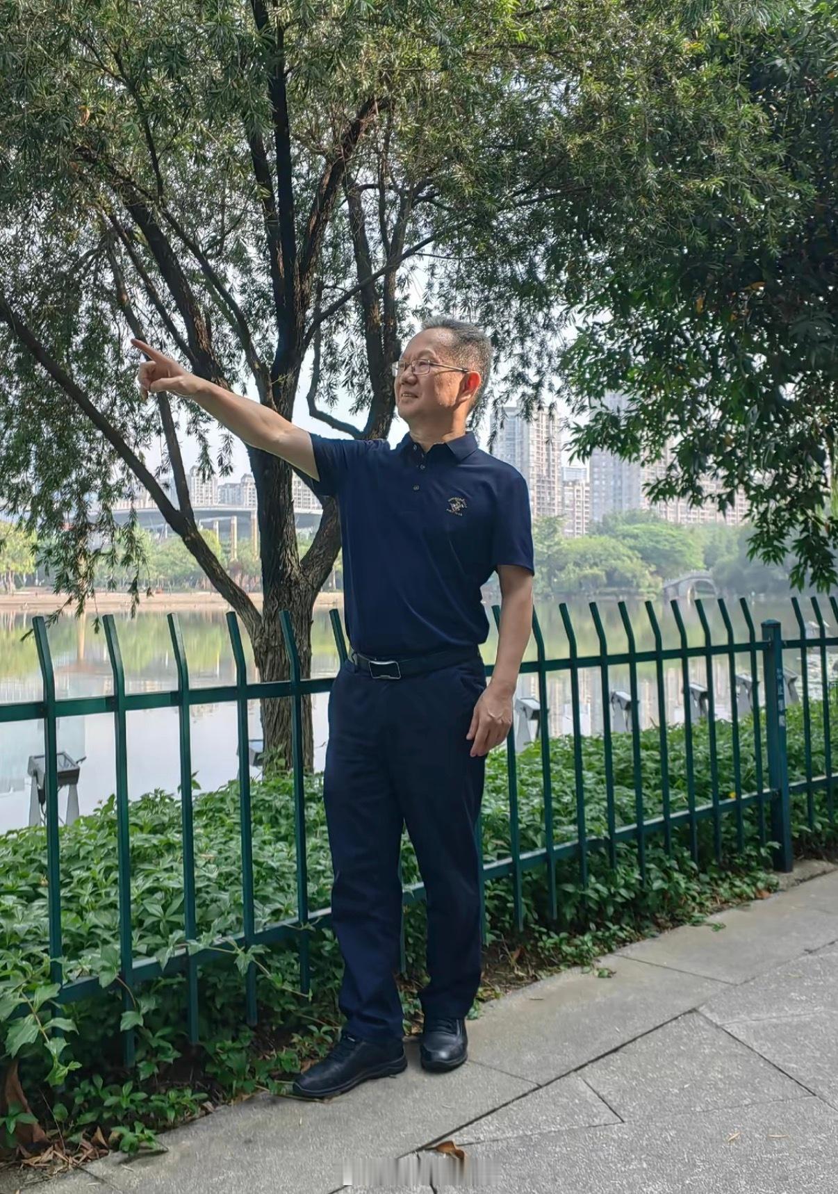 #青岛骂人男子道歉##青岛文旅#大快人心！青岛景区辱骂游客男子被立案，身份曝光反转不断。近期青岛景区
