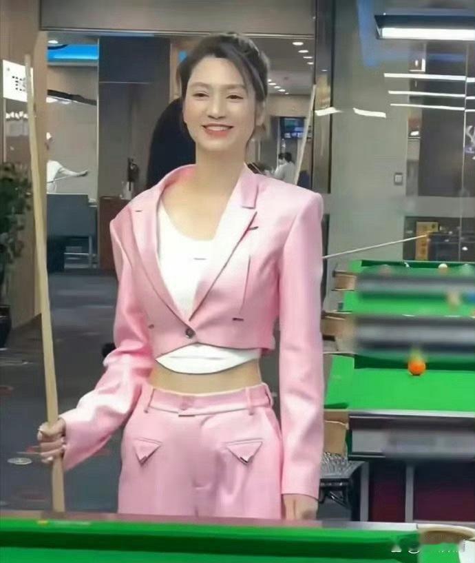 50多岁的洪欣竟然腰如此之细，一点赘肉都没有