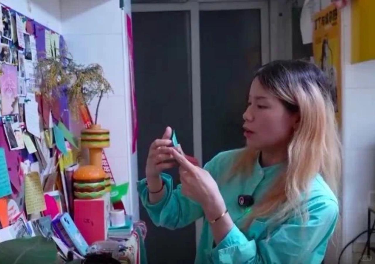 冲上热搜了！上海为陌生人提供免费住宿的女孩，来自江西，90后，还是单身。女孩