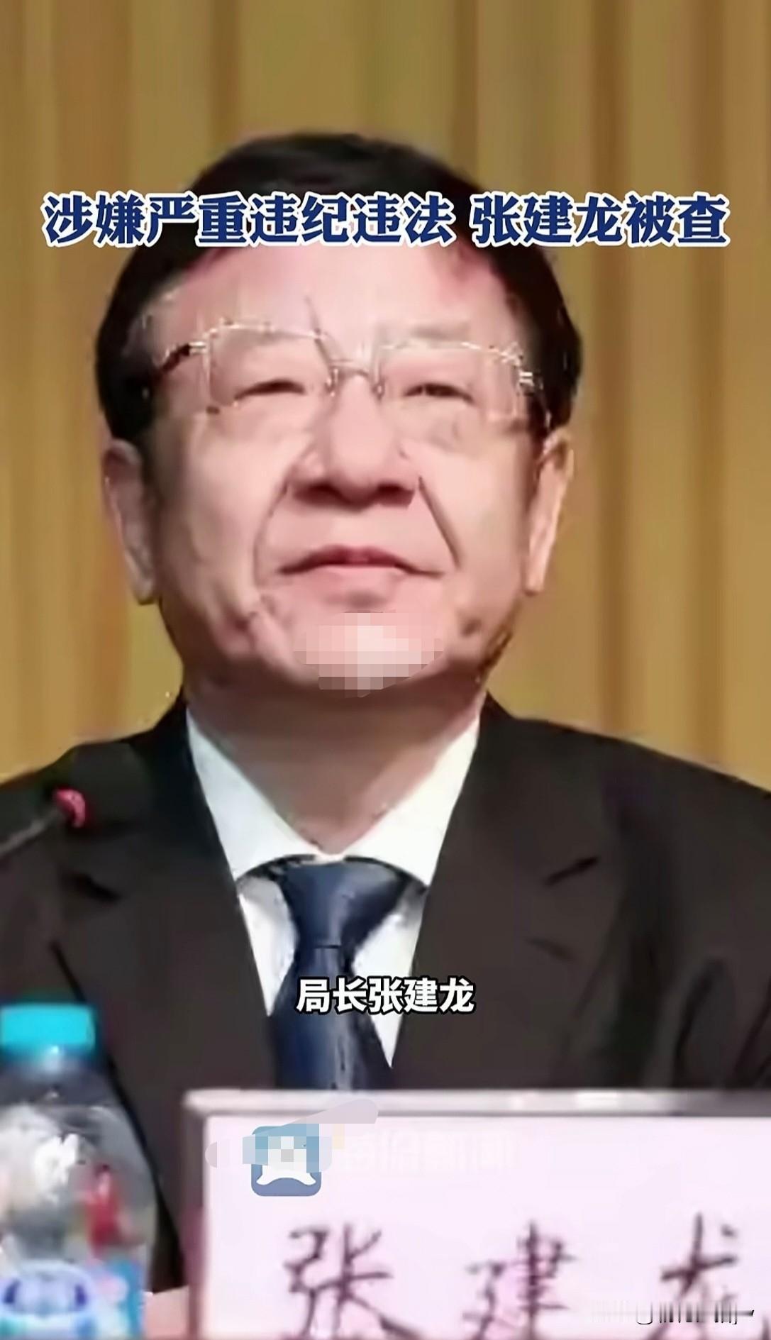 相由心生！嘴角下压，表情严肃，一副目中无人，老子天下第一的嘴脸。一看就