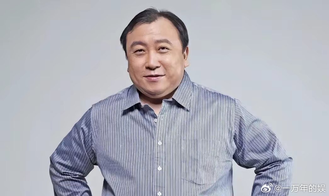 主持人问王晶：“你在内地拍戏这么多年，咋就没捧红过一个大陆演员？”王晶也直接：“看不准呗。签了不少人