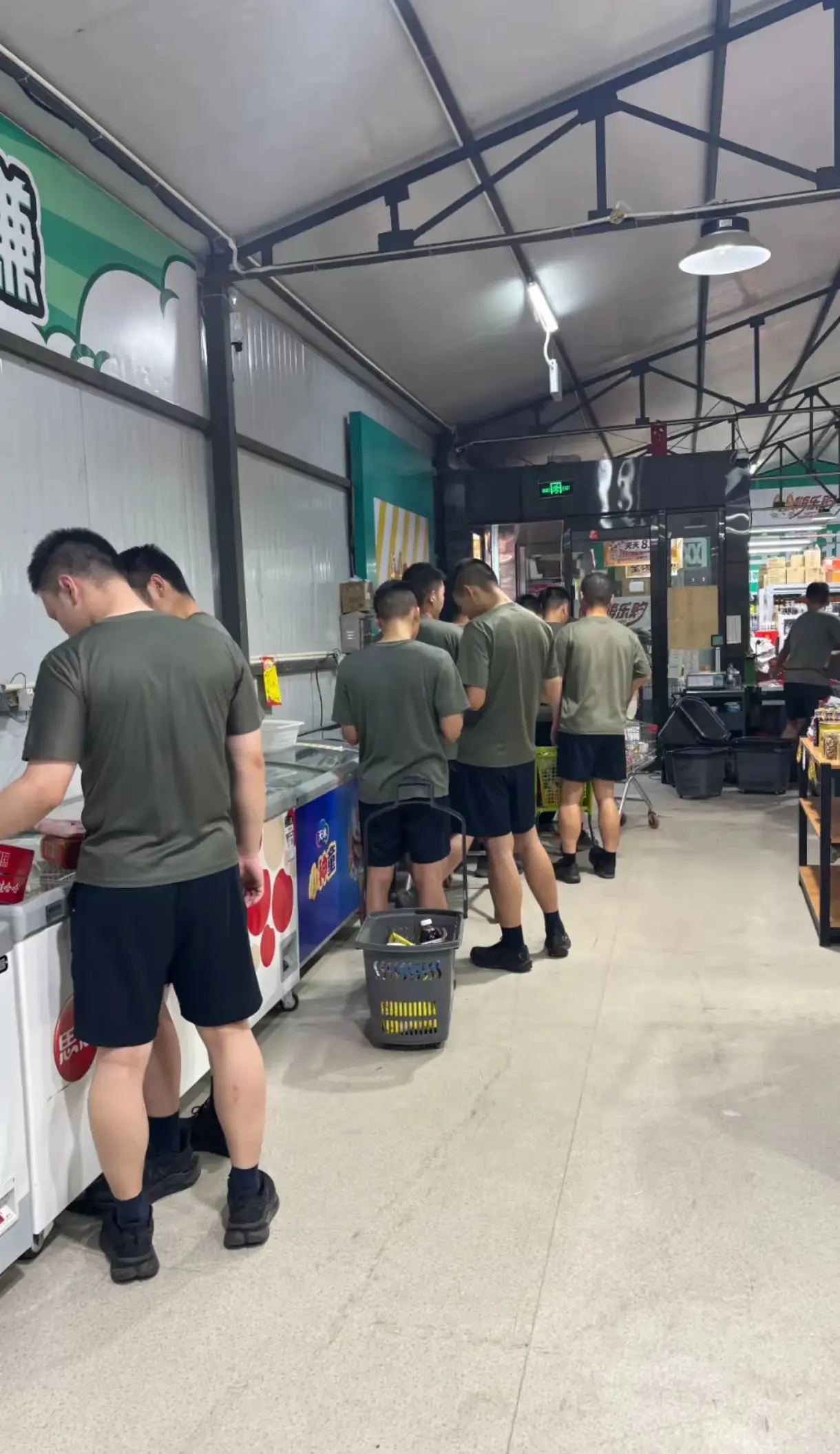 军队的超市跟外面的差不多，随便一个基层部队超市都这样配置，产品质量有把关，可以放