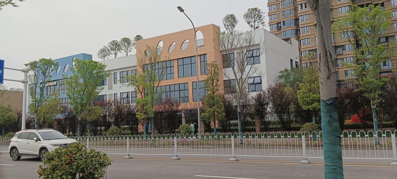 小区的幼儿园就这样关门了？2020年交的楼盘，共30栋31层高层建筑，每层三户